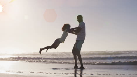 animación de lugares sobre un feliz padre afroamericano con su hija en una playa soleada