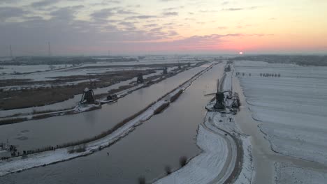 Winter-season-at-famous-tourist-destination-in-Netherlands,-Kinderdijk-Windmills