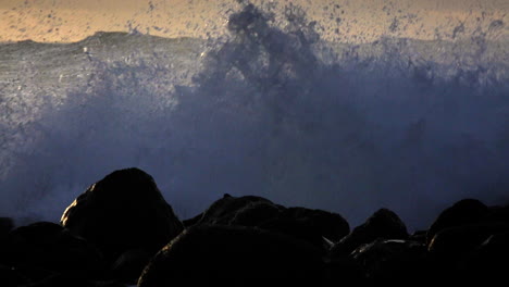 olas azotadas por el viento ruedan en una playa después de una gran tormenta 1
