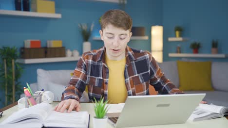 el estudiante que está motivado para la lección.