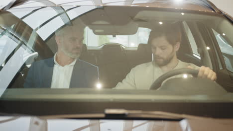 padre y hijo mirando un coche