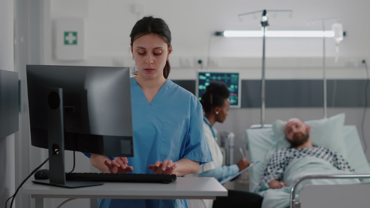 vista frontal de la enfermera escribiendo la experiencia médica en la computadora