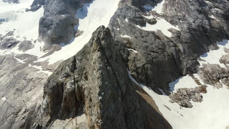 formaciones rocosas naturales en el acantilado de montaña cubierto de nieve en dolomita de italia