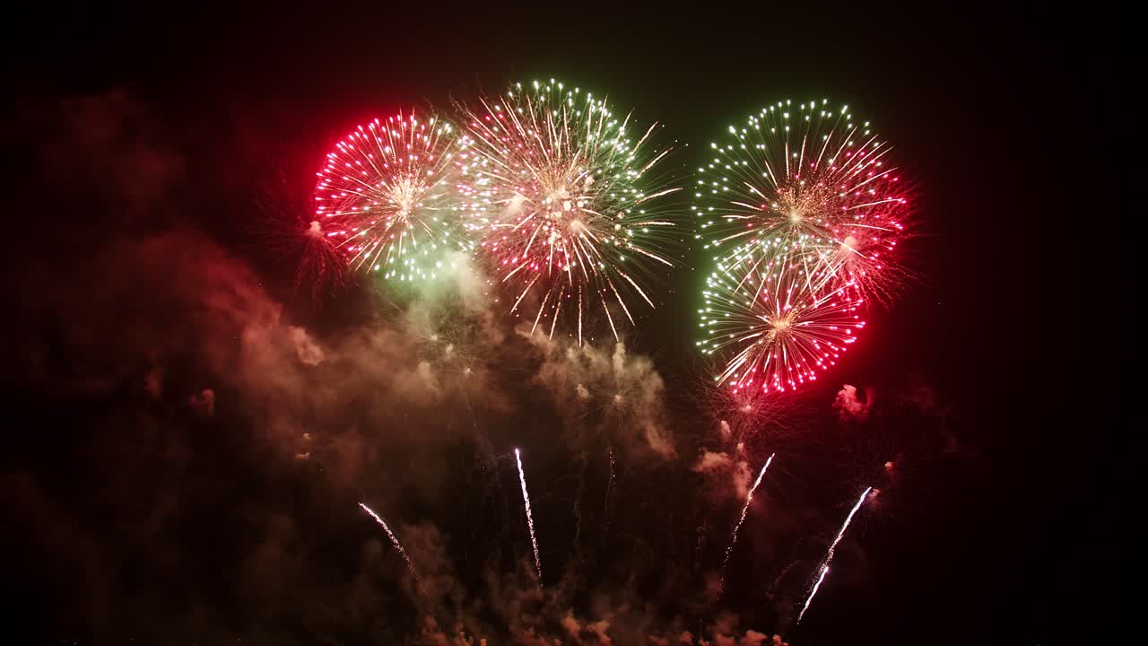 gran celebración de fuegos artificiales reales y colorida víspera de año nuevo