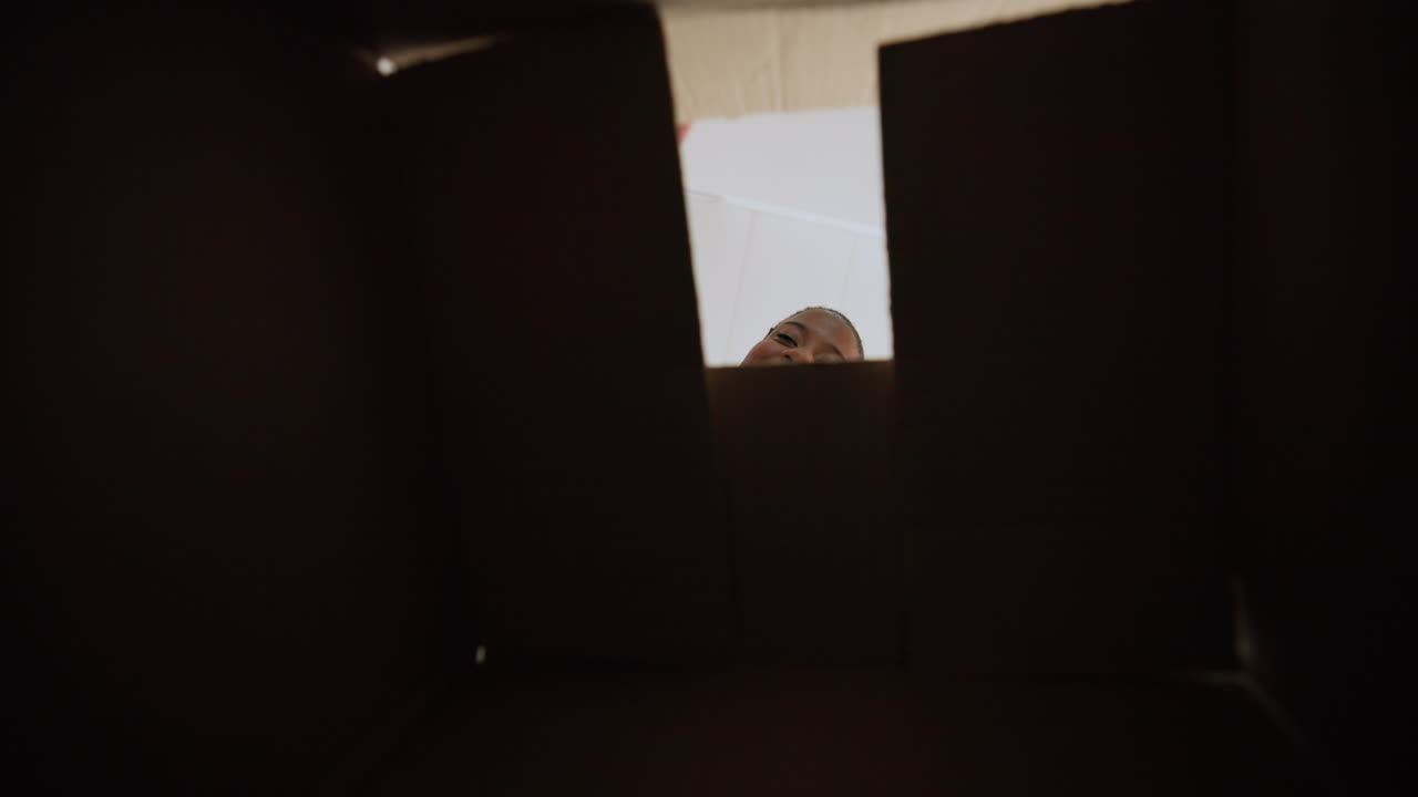 상자를 열고 있는 여자