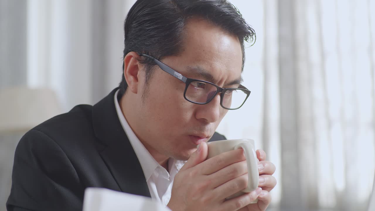 커피를 마시는 사업가