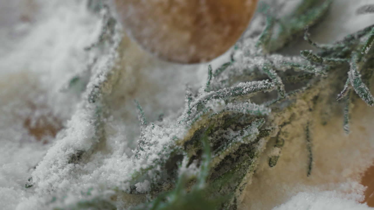 슬로우 모션 매크로는 투명한 유리 그릇에 신선한 녹색 로즈마리와 백설탕을 휘젓는 가까운 나무 숟가락을 닫습니다