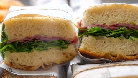 un primer plano de los deliciosos sándwiches.