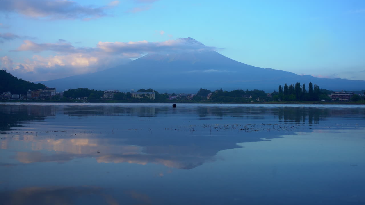 산의 웅장한 대칭의 놀라운 광경