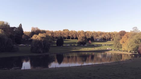 Parc-Woluwe-En-Bruselas,-Bélgica-Durante-El-Otoño---Toma-Aérea-De-Drones