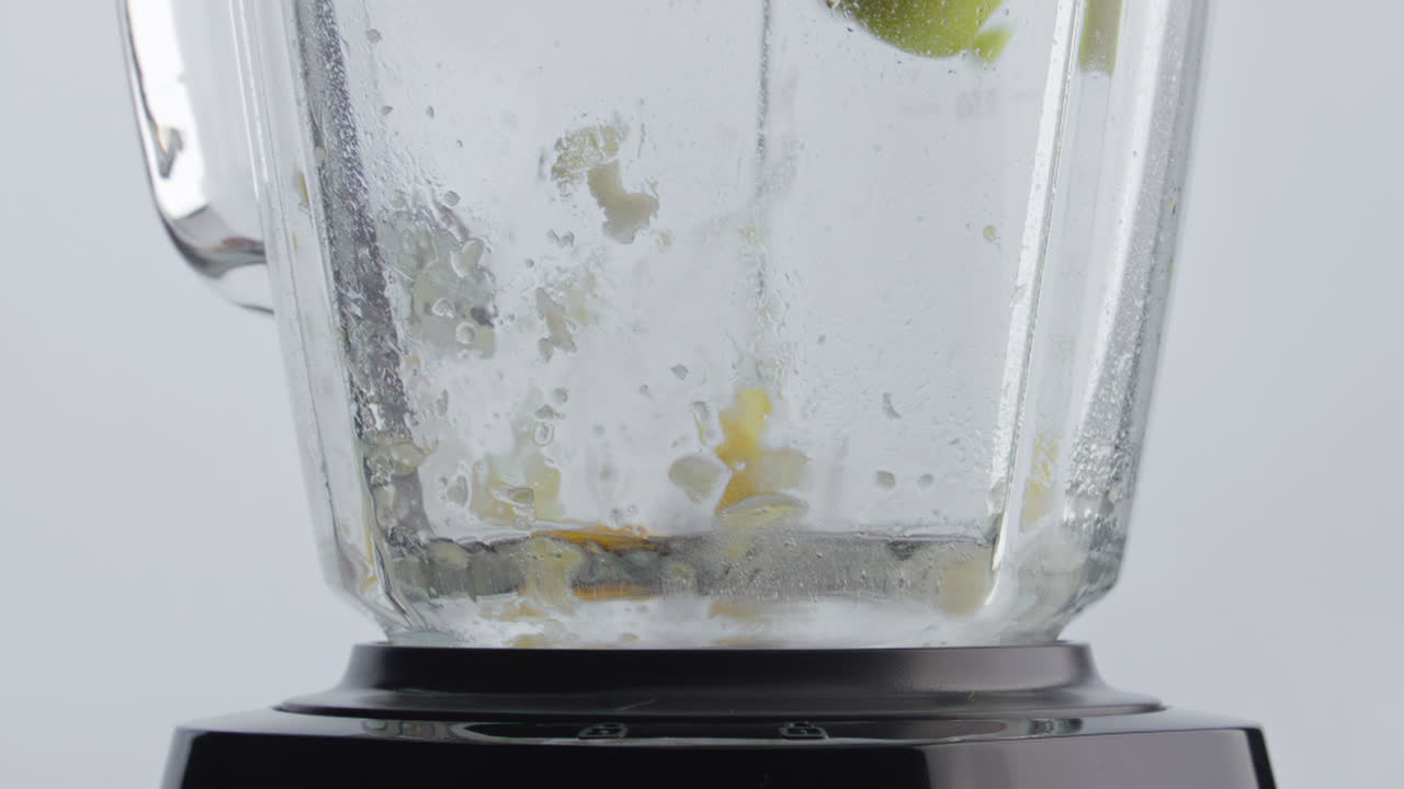 mezclador de frutas frescas para hacer comida vegetariana de cerca. cóctel sabroso