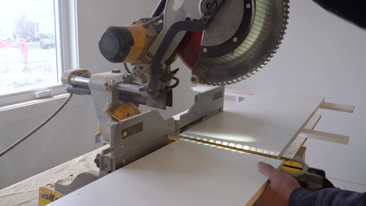 плотник на работе с помощью круговой пилы резать деревянные полки процесс доски для реконструкции нового дома
