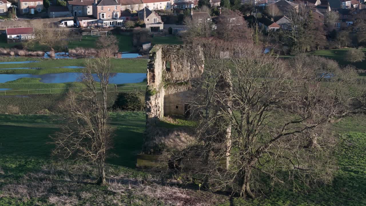 imágenes aéreas del castillo de ayton en el norte de yorkshire, órbita aérea de un antiguo castillo inglés