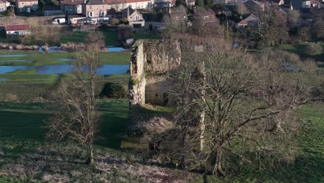 imágenes aéreas del castillo de ayton en el norte de yorkshire, órbita aérea de un antiguo castillo inglés