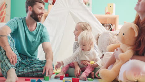 feliz, jugando y una familia con bloques en una casa