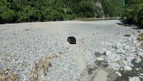 Vehículos-Todoterreno-4x4-En-La-Orilla-Del-Río,-Muchas-Aguas-En-República-Dominicana