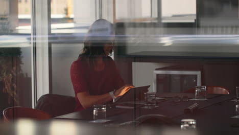 Beautiful-Caucasian-Businesswoman-working-on-digital-tablet-in-the-modern-hotel-4k