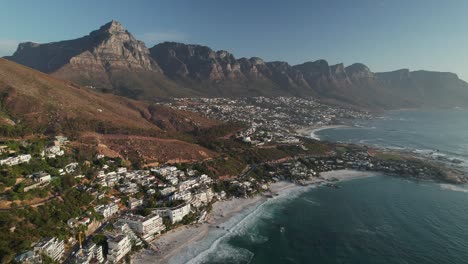 Camps-Bay-Und-Clifton-Strände-Mit-Tafelberg-Und-Zwölf-Aposteln-Im-Blick