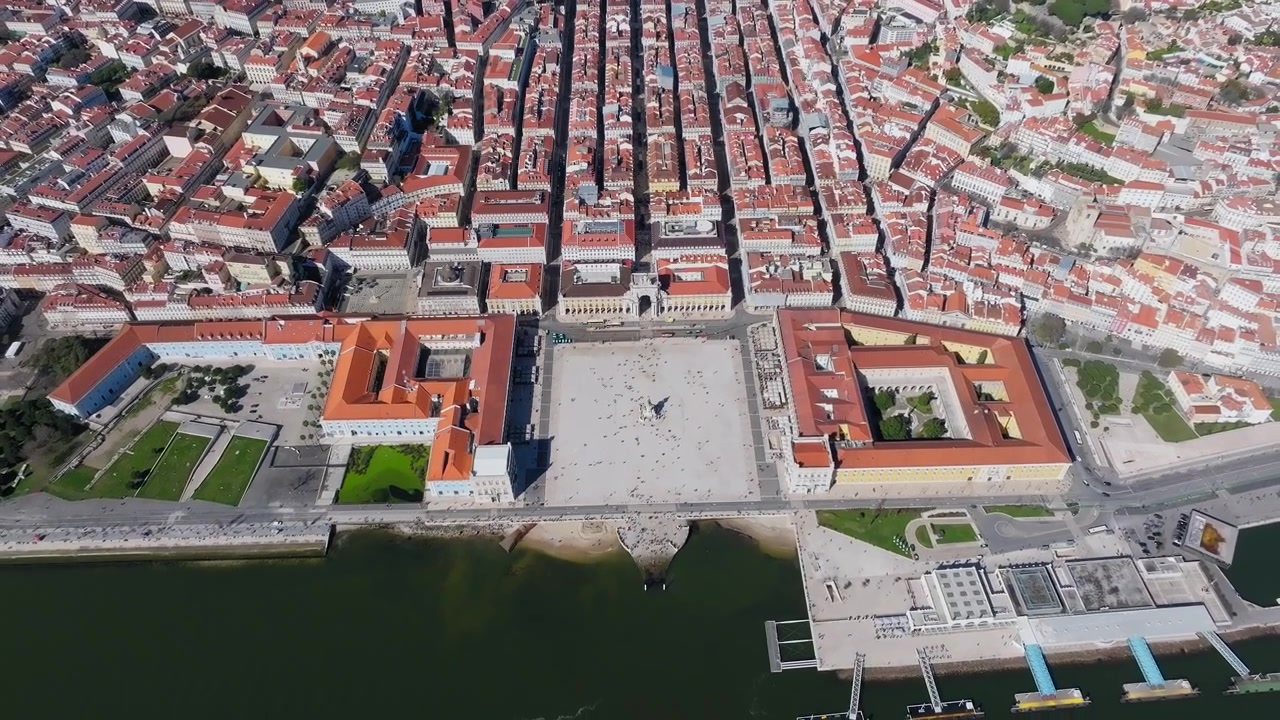 Splendida ripresa aerea che mostra Praça do Comércio e l'Arco della Rua Augusta a Lisbona, Portogallo. Tetti rossi vivaci, impianto urbano a griglia e luce diurna chiara e luminosa. Architettura portoghese