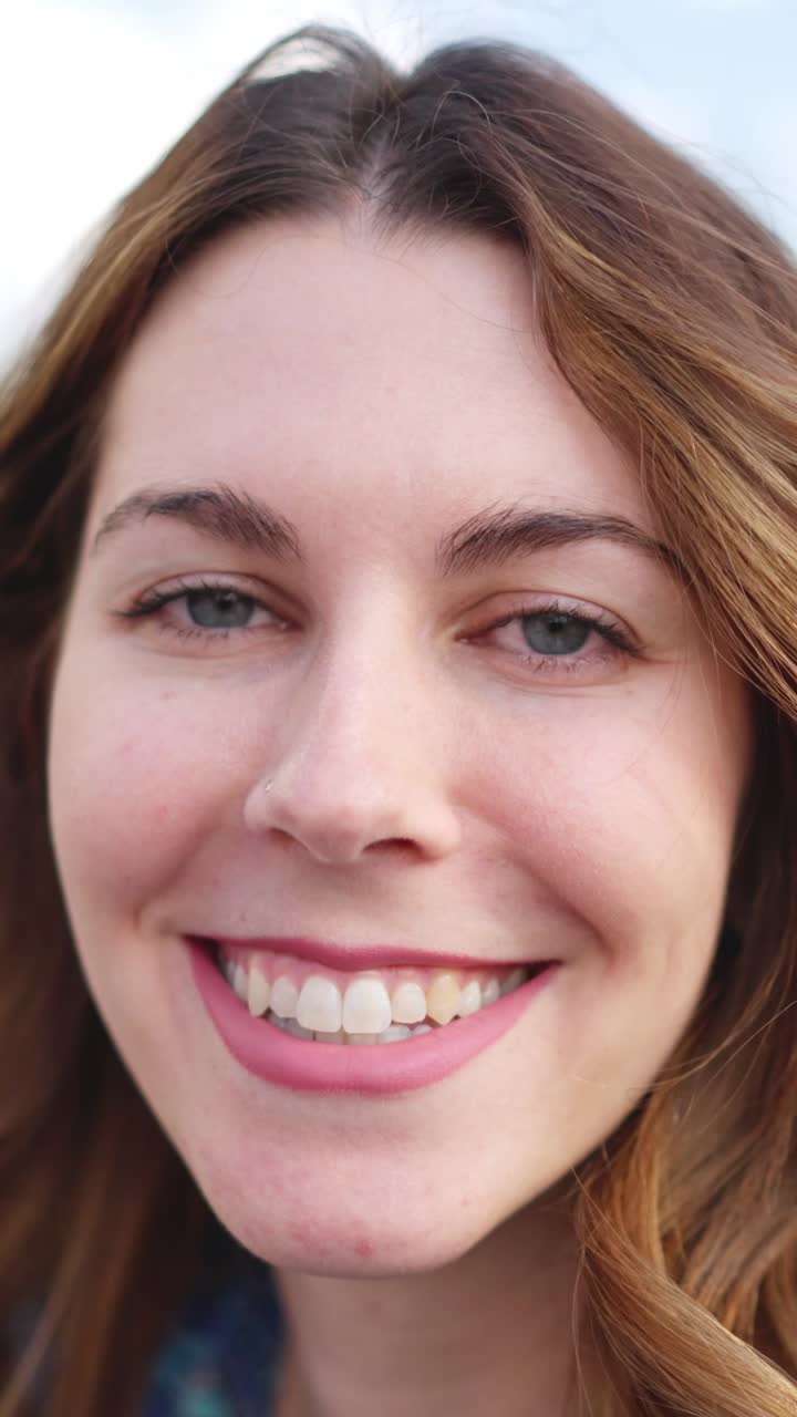 retrato en primer plano de una joven sonriente