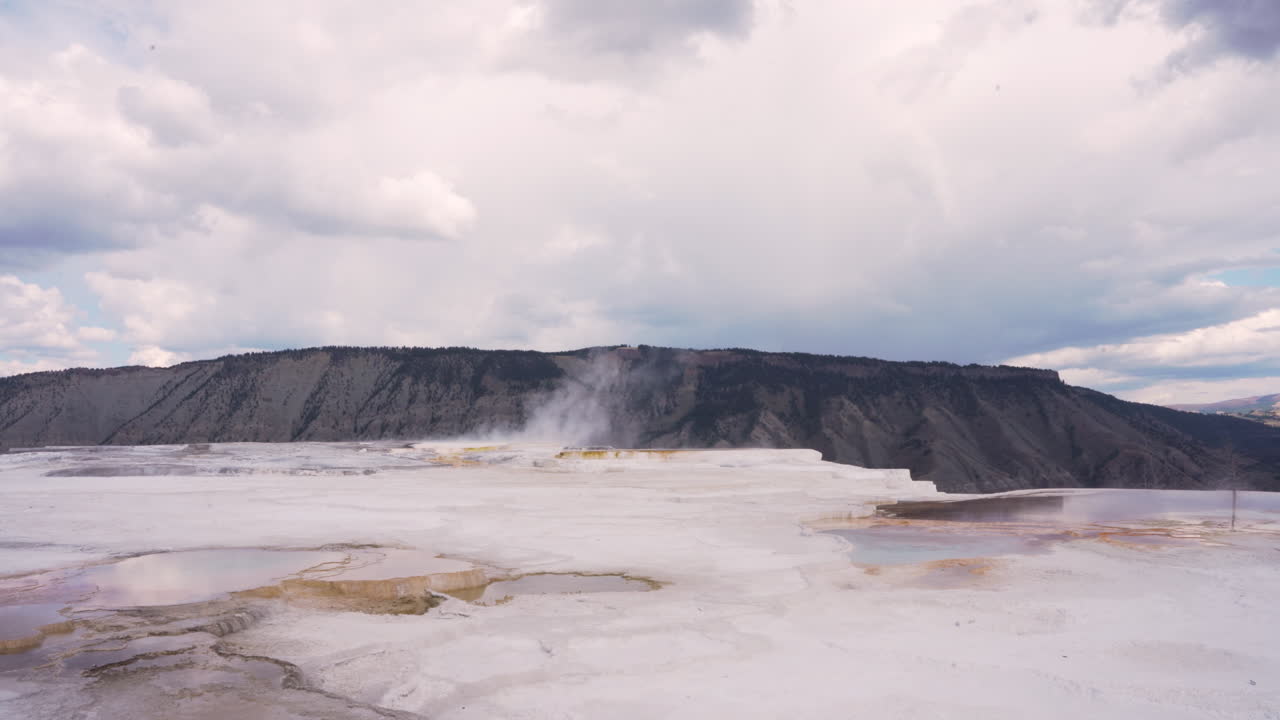 las características hidrotermales en el parque nacional de yellowstone emiten vapor
