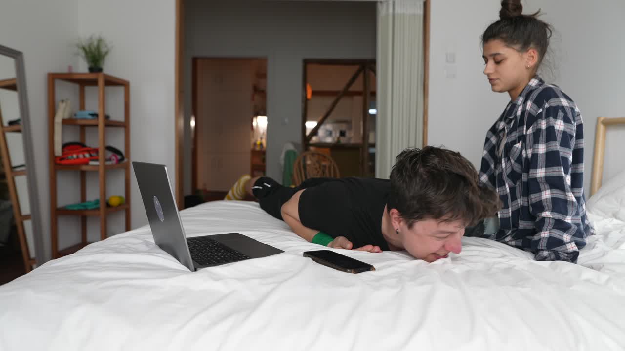 침대에서 휴식을 취하는 커플