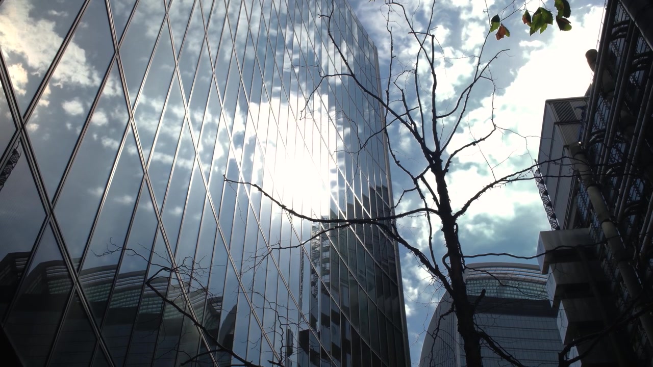 O sol reflete em um edifício alto no centro de Londres