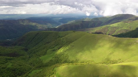 Flug-über-Ein-Hochlandplateau.-Wunderschöne-Landschaft-Der-Natur.