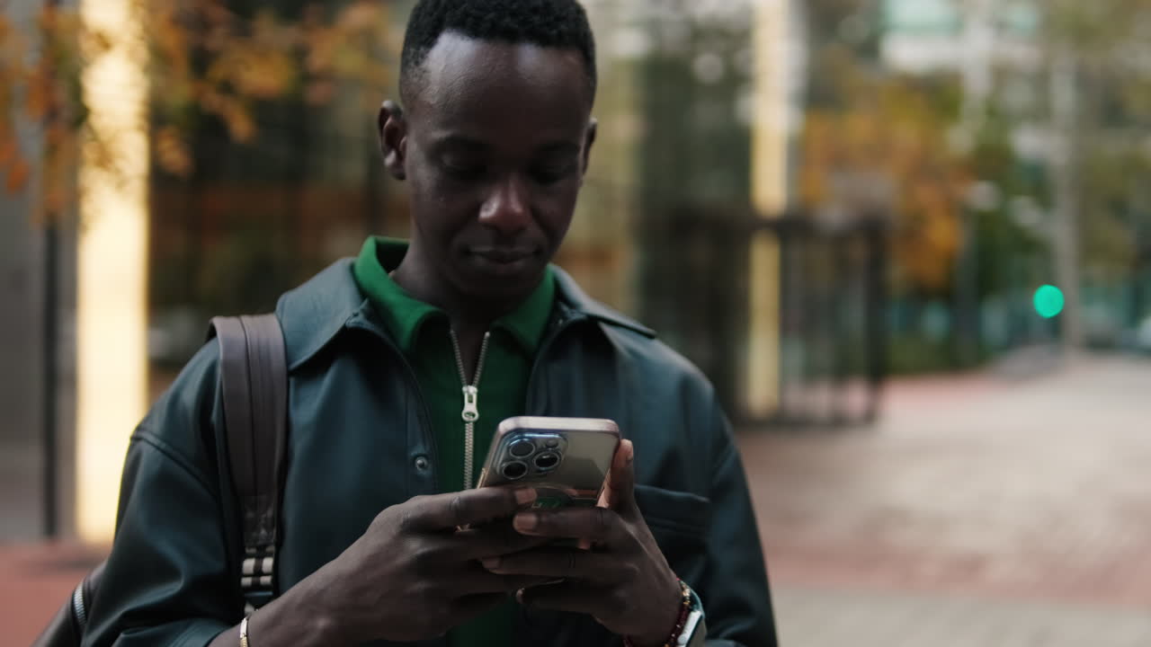 Uomo che usa il telefono all'aperto in città