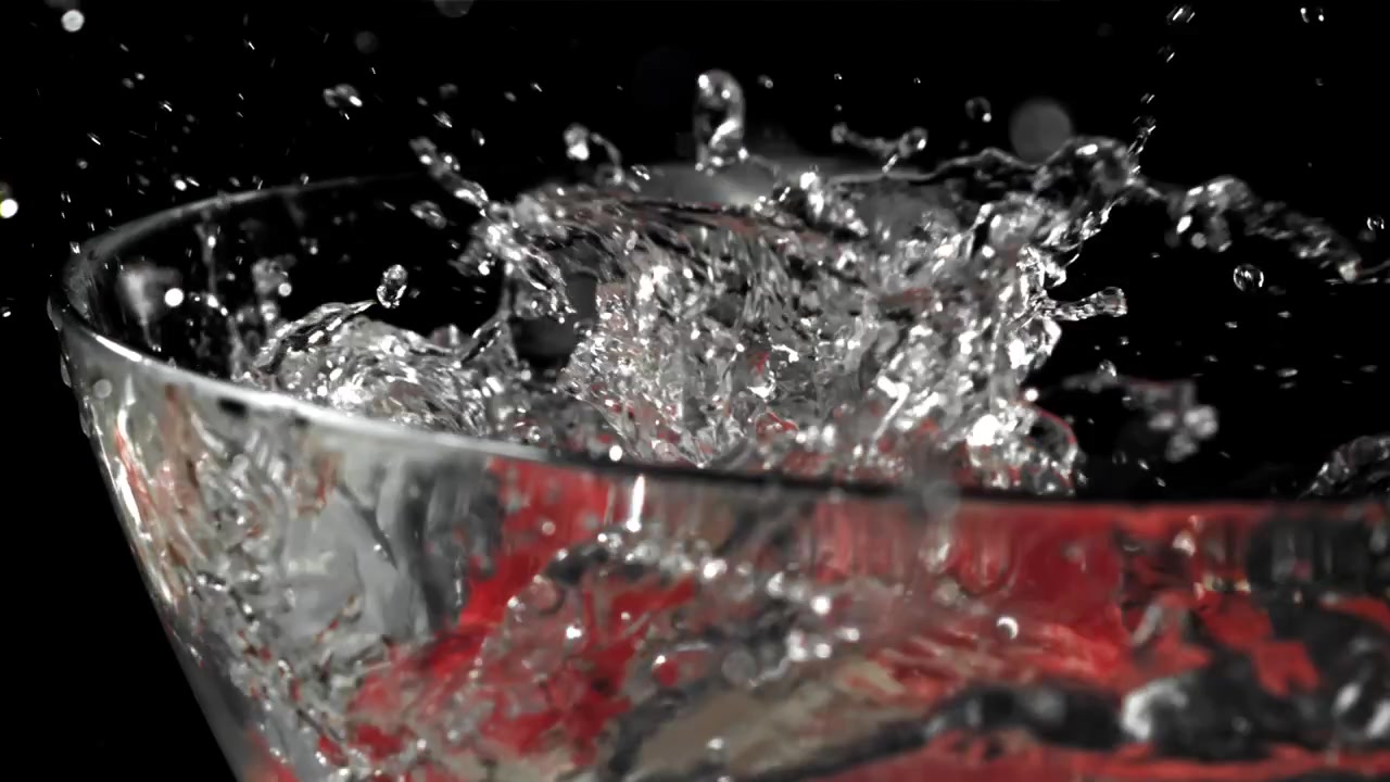 Surimi che cade in acqua limpida con schizzi dinamici
