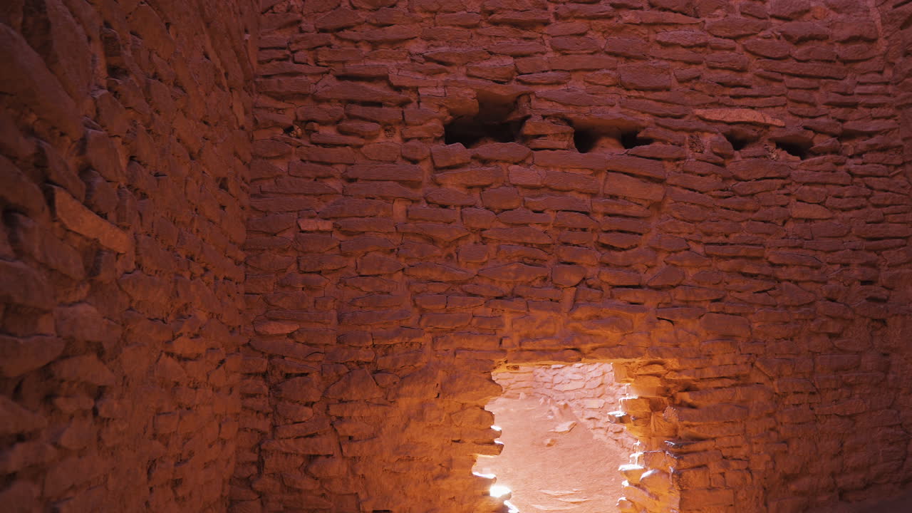 dentro de una torre desgastada con paredes de ladrillo de piedra arenisca