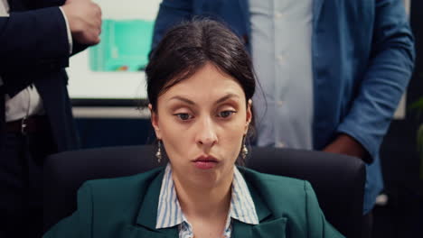 líder de equipo irritado y descontento leyendo el proyecto de desarrollo en la computadora portátil