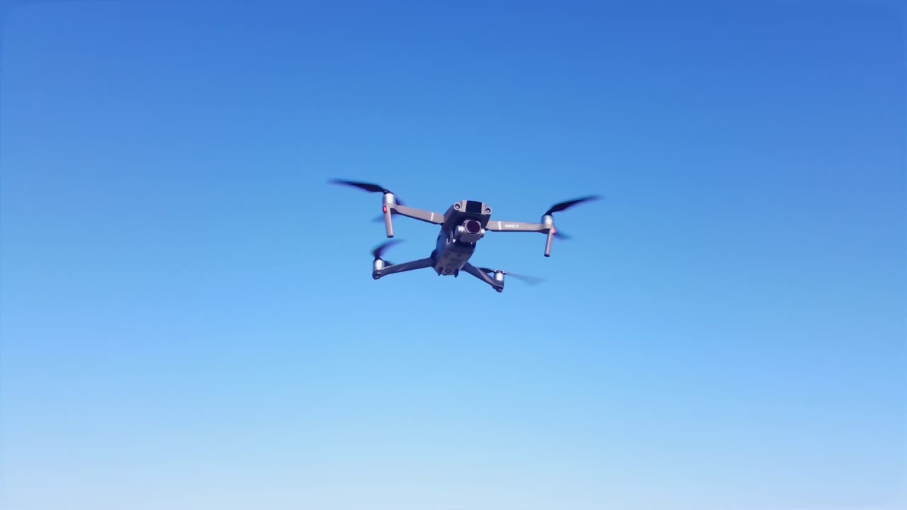 아름다운 푸른 하늘 앞에 드론이 맴돈다