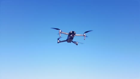 un dron se cierne frente a un hermoso cielo azul