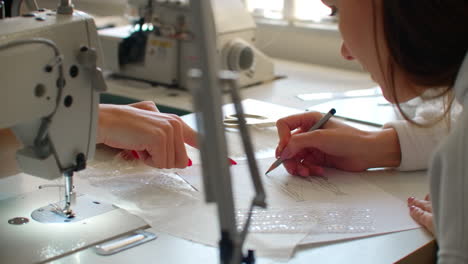 Las-Diseñadoras-De-Moda-De-Primer-Plano-Dibujan-Bocetos-De-Vestidos-Y-Recogen-Materiales-Y-Accesorios.-Pequeño-Negocio-De-Sastrería.-Creando-Diseño-De-Moda