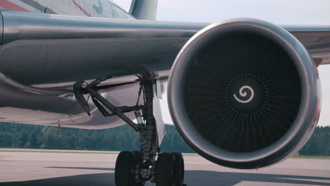 turbina de motor a reacción girando lentamente sobre asfalto