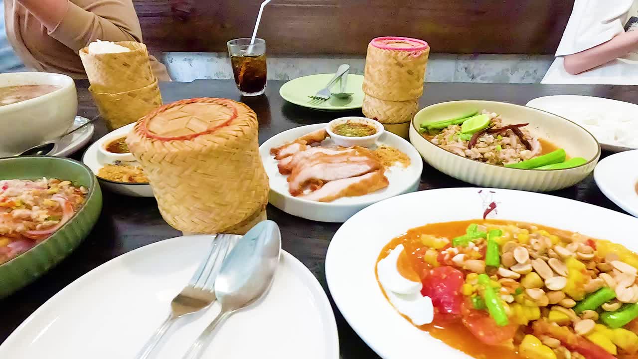 친구들 사이에서 공유되는 다양한 태국 음식