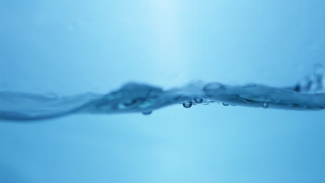 gotas de agua limpia en cascada en cámara lenta