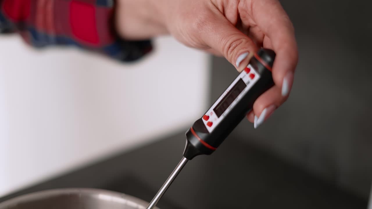 온도계 는 시럽 이 들어 있는  ⁇ 비 의 온도 를 측정 한다