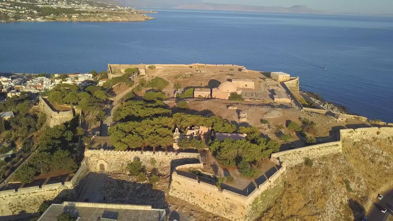fortezza rethymno está construida sobre una colina llamada paleokastro, por las veneciones en el siglo xvi, que fue el sitio de la antigua rhithymno