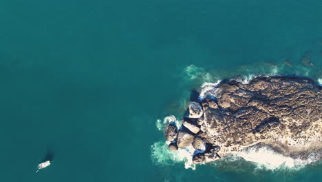 Antena---Barco-De-Buceo-En-Jaula-De-Tiburones-Junto-A-Una-Colonia-Masiva-De-Focas-En-La-Isla-De-Las-Focas,-De-Arriba-Hacia-Abajo-Volando-Hacia-Adelante