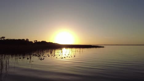 puesta de sol cayendo sobre el lago florida