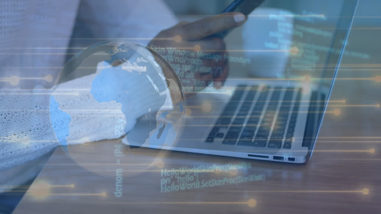 animación del globo con procesamiento de datos sobre un hombre de negocios que usa un teléfono inteligente