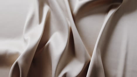 close-up de pano de seda branco brilhante em câmera lenta
