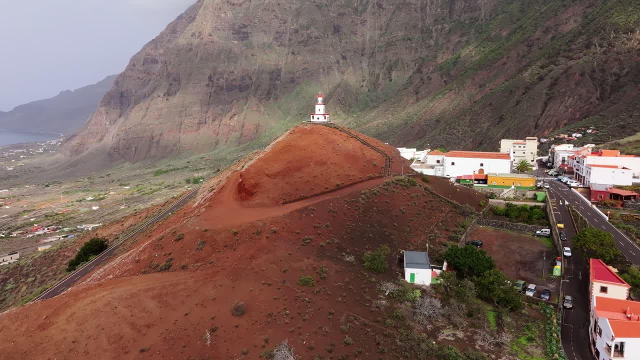 Campanario de Joapira encaramado en una colina volcánica con vistas al océano Atlántico, vista de dron.
