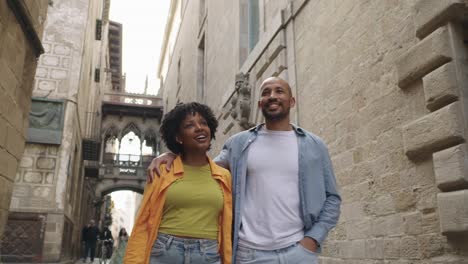 una pareja caminando por una calle de la ciudad.