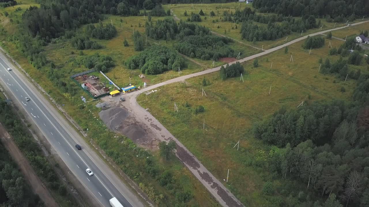 воздушный вид строительной площадки у шоссе