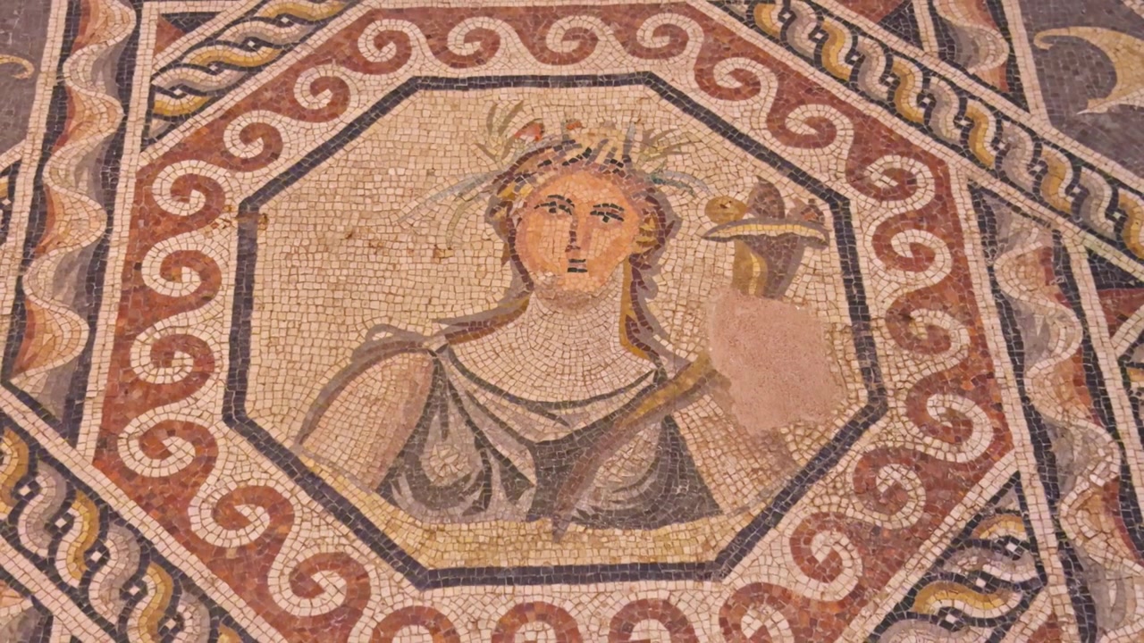 Mozzafiato filmato cinematografico in 4K del mosaico di Gaia Madre Terra. Presenta la figura centrale della dea all'interno di una complessa cornice geometrica al Museo di Zeugma in Turchia.