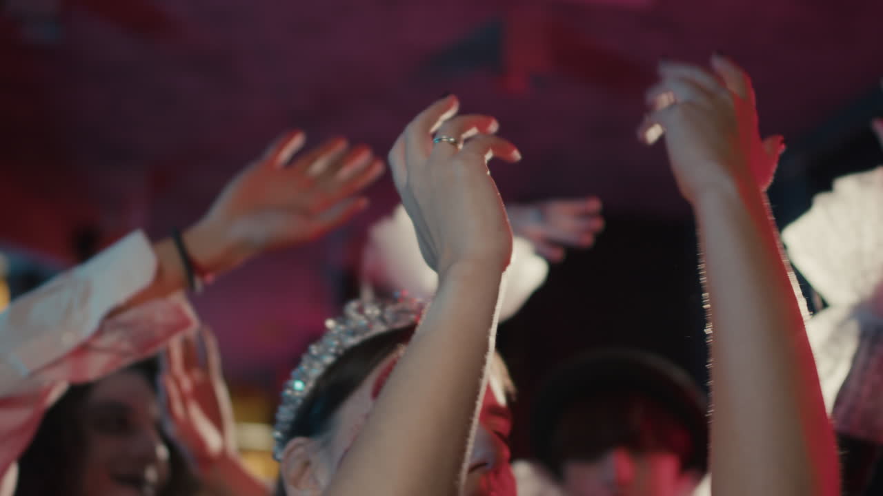 близкий вид людей с движущимися руками