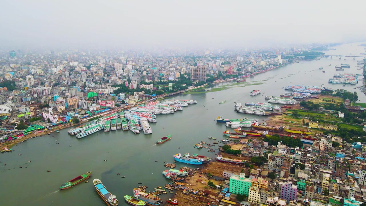 Cantiere navale sul fiume Buriganga in Bangladesh, terminal navale di Sadarghat